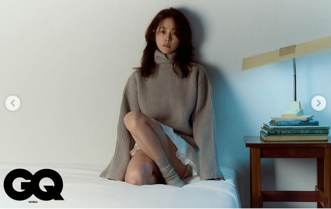 '♥최정훈 눈감아' 한지민, 침대 위 하의실종 패션..."청순 섹시 다 …