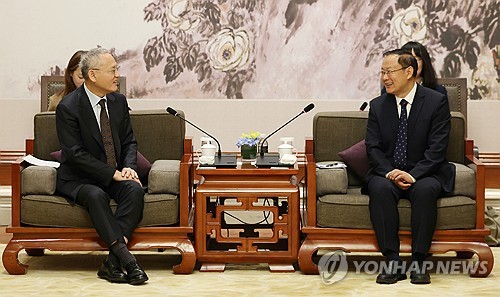 (서울=연합뉴스) 유인촌 문화체육관광부 장관이 23일 중국 상하이 인터콘티넨탈에서 쑨예리 중국 문화여유부 부장과 한-중 문화·관광장관회담을 하고 있다. 2024.11.23 [문화체육관광부 제공. 재판매 및 DB 금지] photo@yna.co.kr