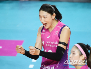 '15년차 국내 쌍포 터졌다.''김연경 28점-정윤주 21점 합작, 디펜딩 챔피언에 또 3대1 승리. 흥국생명 개막 9연승 질주[인천 리뷰]
