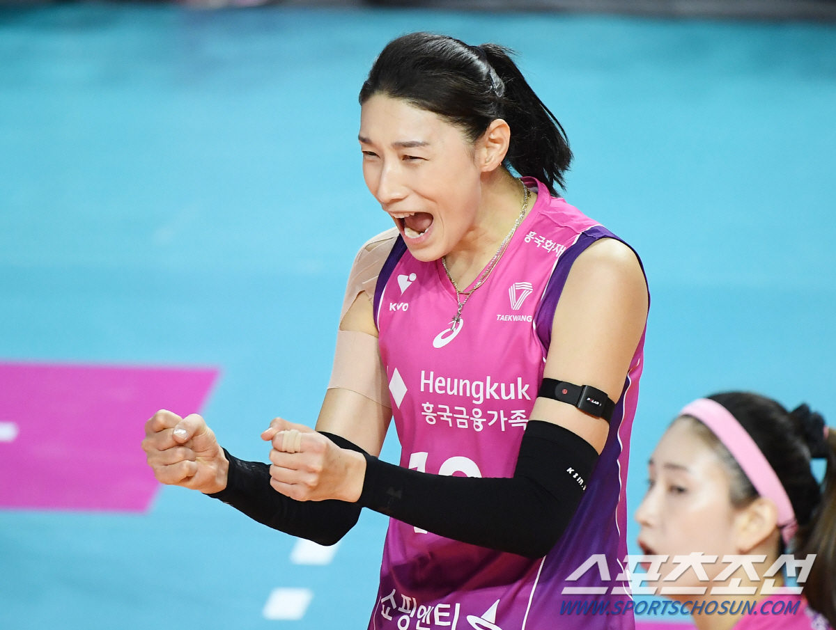 '15년차 국내 쌍포 터졌다.''김연경 28점-정윤주 21점 합작, 디펜…
