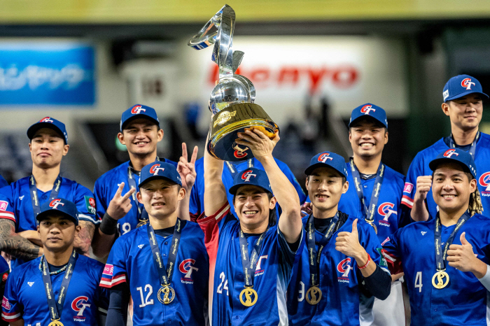"투수교체 오판 이바타 감독 나가라" 2026년 WBC까지 연장 계약했는데…프리미어12 충격패 거센 후폭풍[민창기의 일본야구]