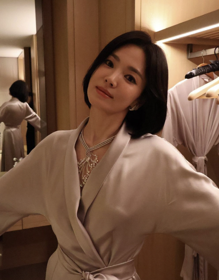 송혜교, 실크 드레스 입고 아찔 관능美..명품 주얼리보다 화려한 미모