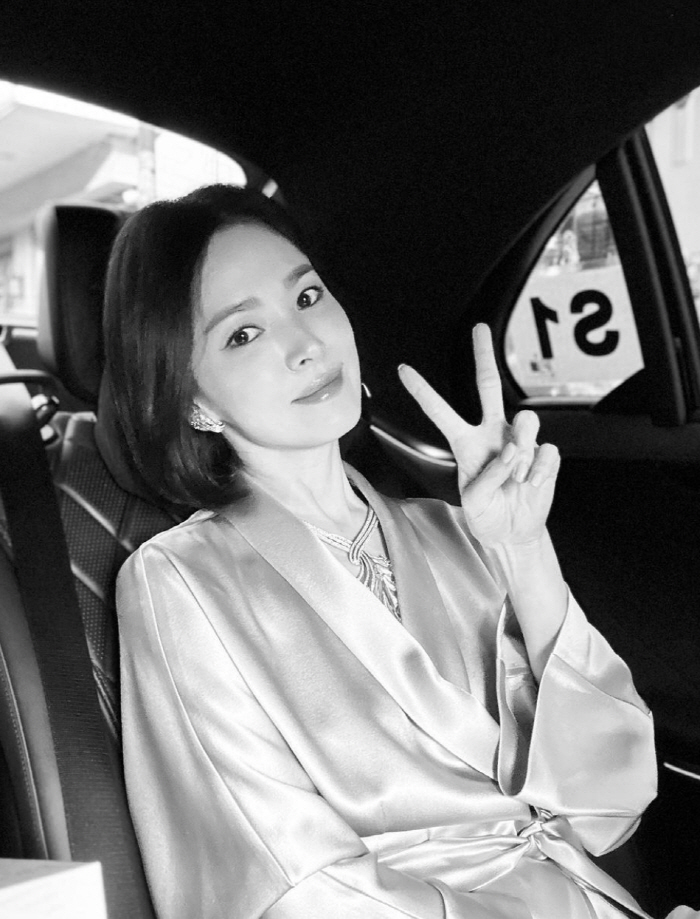 송혜교, 실크 드레스 입고 아찔 관능美..명품 주얼리보다 화려한 미모