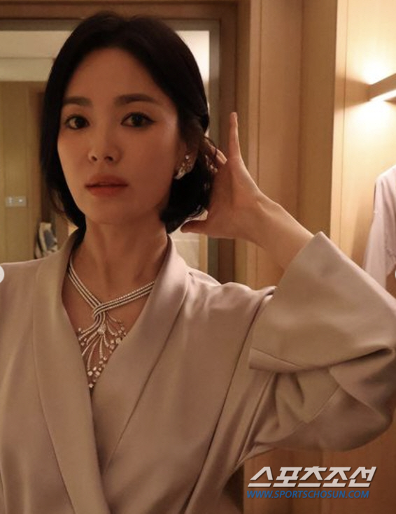 송혜교, 실크 드레스 입고 아찔 관능美..명품 주얼리보다 화려한 미모