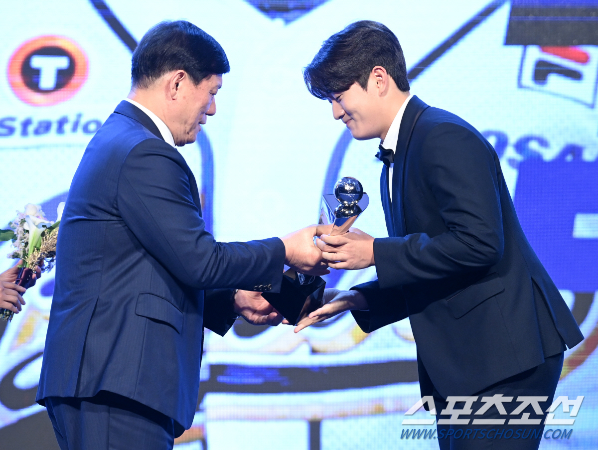 '8표 부족했다' 마무리 새 역사 김택연, 만장일치 신인상 왜 불발됐나[…
