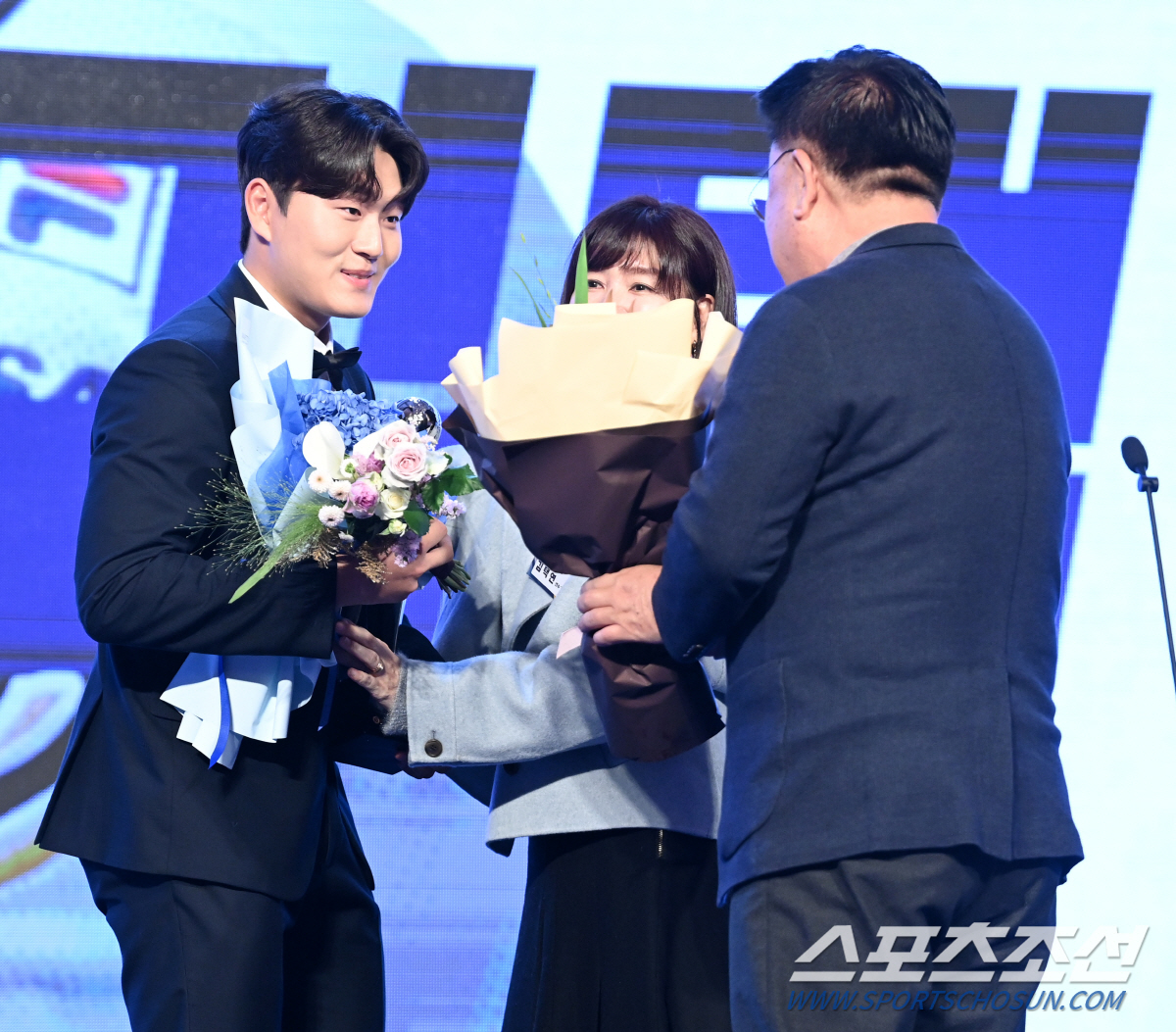 '8표 부족했다' 마무리 새 역사 김택연, 만장일치 신인상 왜 불발됐나[…