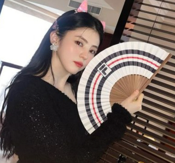 [SCin스타] 오키나와에서 뽐낸 청순+러블리 매력의 한소희 나비 핀, …