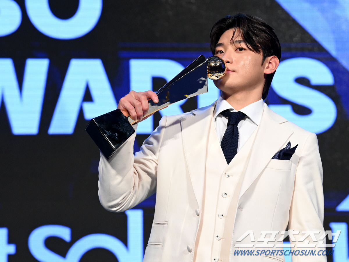'역대 최초 2000년대생 MVP' 한국 야구 미래까지 생각하는 슈퍼스타…