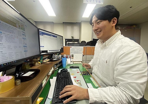 (의정부=연합뉴스) 김도윤 기자 = 경기 의정부시 도로관리과 홍성욱 주무관은 최근 한 달간 발로 뛰며 과도하게 설치돼 운전자에게 혼란을 주는 도로 표지판 기둥을 200개 넘게 철거했다. 2024.11.27