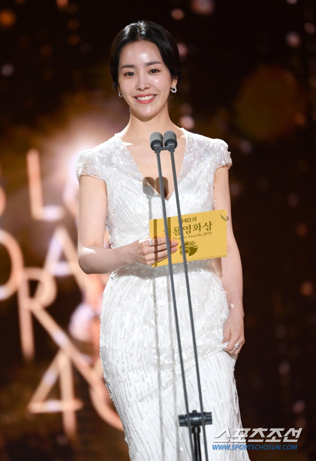 [SC줌人] '송혜교 아역'으로 시작해 파격의 '미쓰백'까지..한지민, 청룡 새 시대 열 히로인