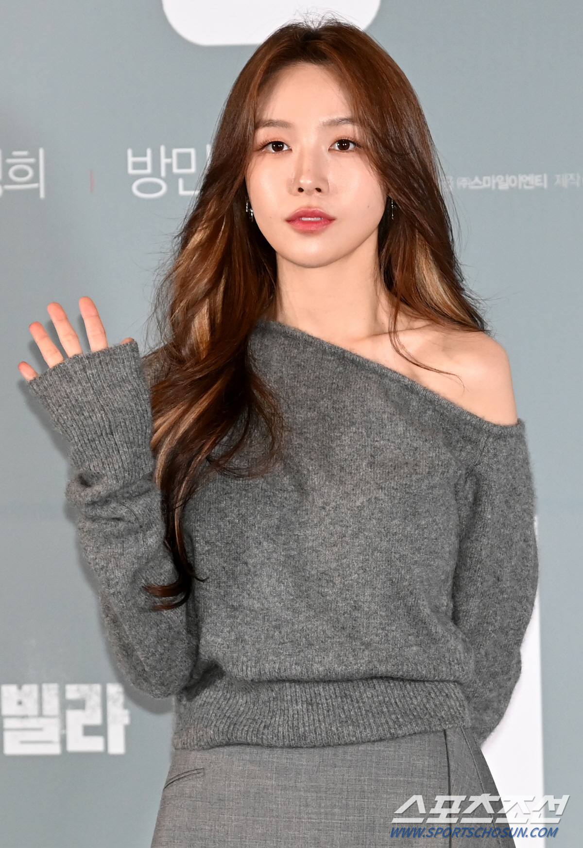 [포토] 방민아, 가녀린 손인사