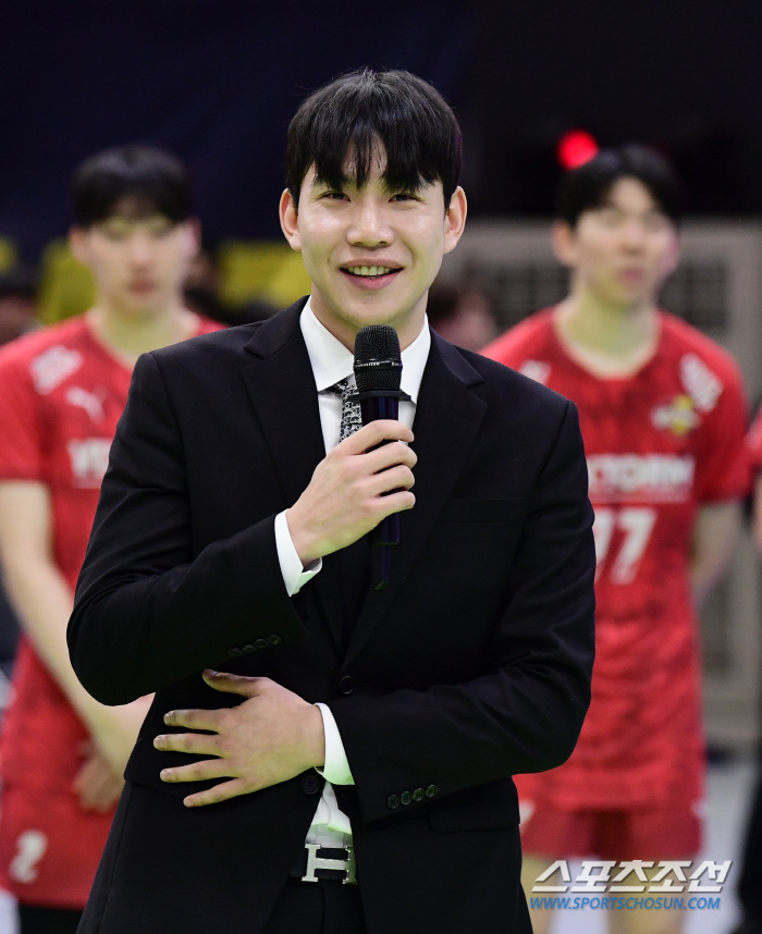 "즐거운 표정으로 배구한 선수로 기억해주세요"…351G 미소 가득했던 사령관, 이제는 '아들의 무대'를 기대한다
