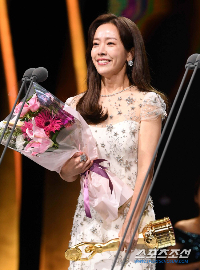 [SC이슈] "준비된 청룡 여신" 한지민, 떡잎부터 달랐다…과거 MC 변…