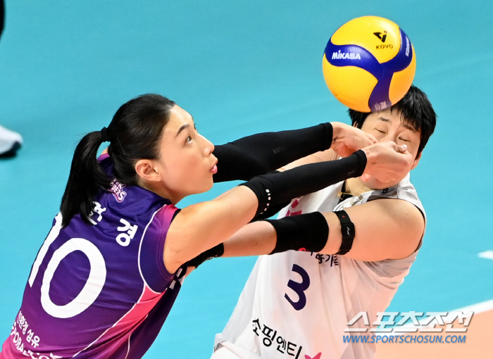'안 다쳐서 다행' 김연경 손에 얼굴 맞은 신연경, 개막 10연승 액땜 …