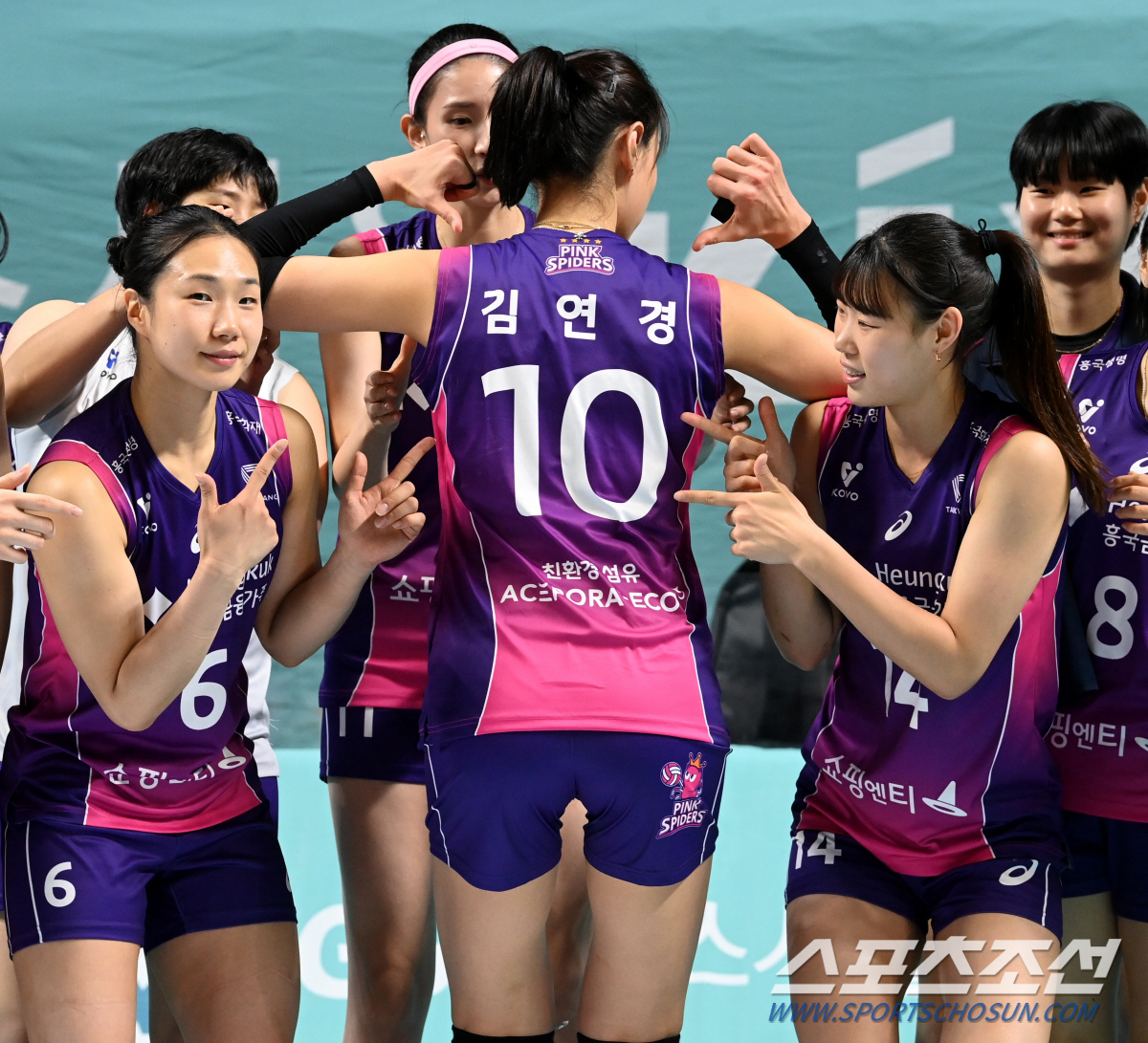 '안 다쳐서 다행' 김연경 손에 얼굴 맞은 신연경, 개막 10연승 액땜 …
