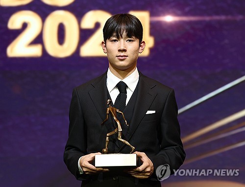 (서울=연합뉴스) 류영석 기자 = 29일 오후 서울 서대문구 스위스그랜드호텔에서 열린 K리그 2024 대상 시상식에서 K리그1 영플레이어상을 수상한 강원FC 양민혁이 트로피와 함께 기념촬영을 하고 있다. 2024.11.29 ondol@yna.co.kr