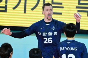 '막심 트리플크라운' 대한항공, 삼성화재에 3-2 역전승(종합)