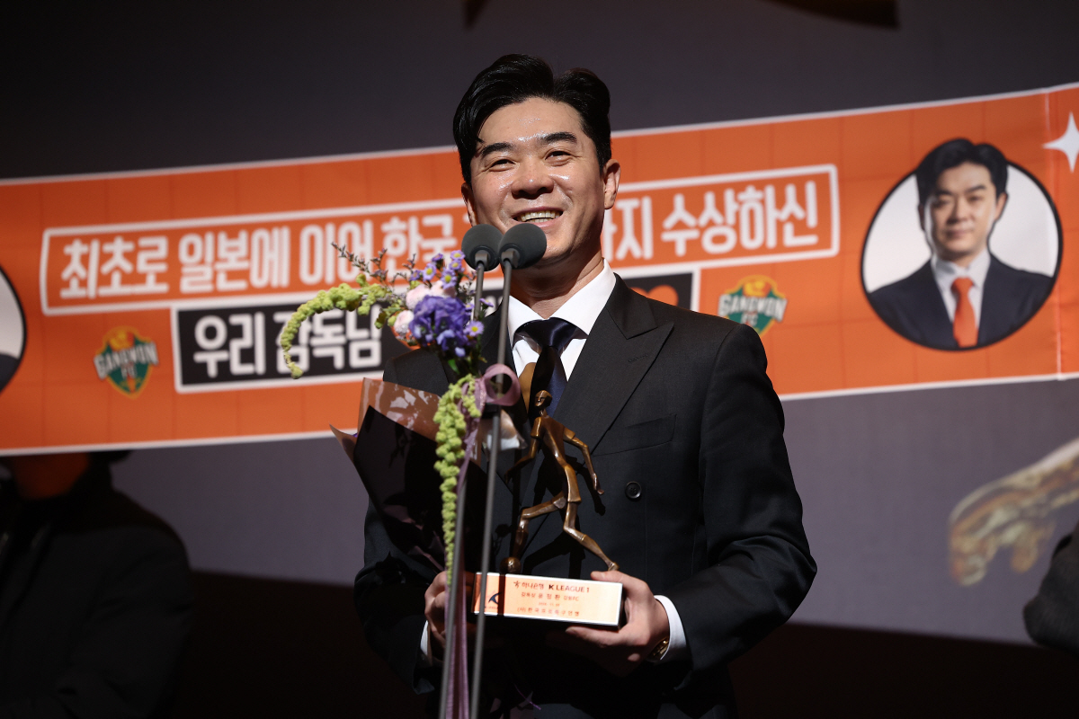 수상 소감 발표하는 윤정환 감독 (서울=연합뉴스) 류영석 기자 = 29일 오후 서울 서대문구 스위스그랜드호텔에서 열린 K리그 2024 대상 시상식에서 K리그1 감독상을 수상한 강원FC 윤정환 감독이 소감을 말하고 있다. 2024.11.29 ondol@yna.co.kr(끝)