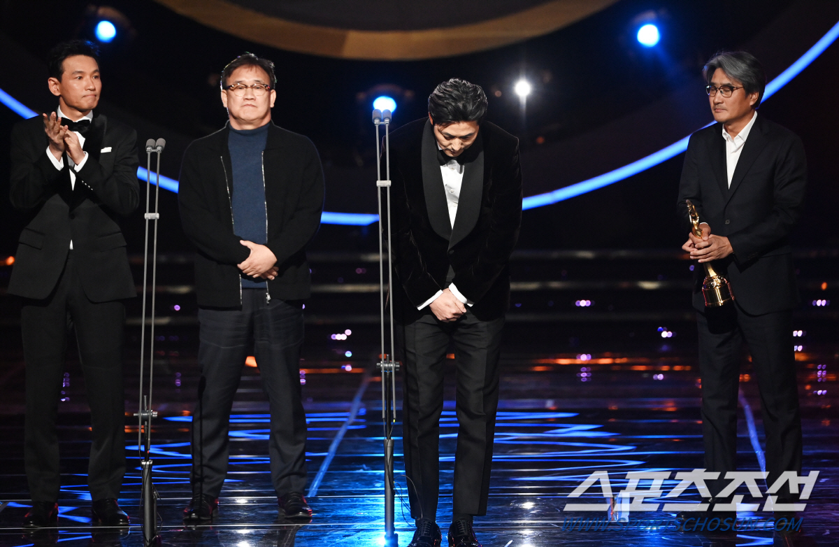 [청룡영화상] 고개숙인 정우성, 악플러 마음도 돌린 주연배우·아버지의 책…