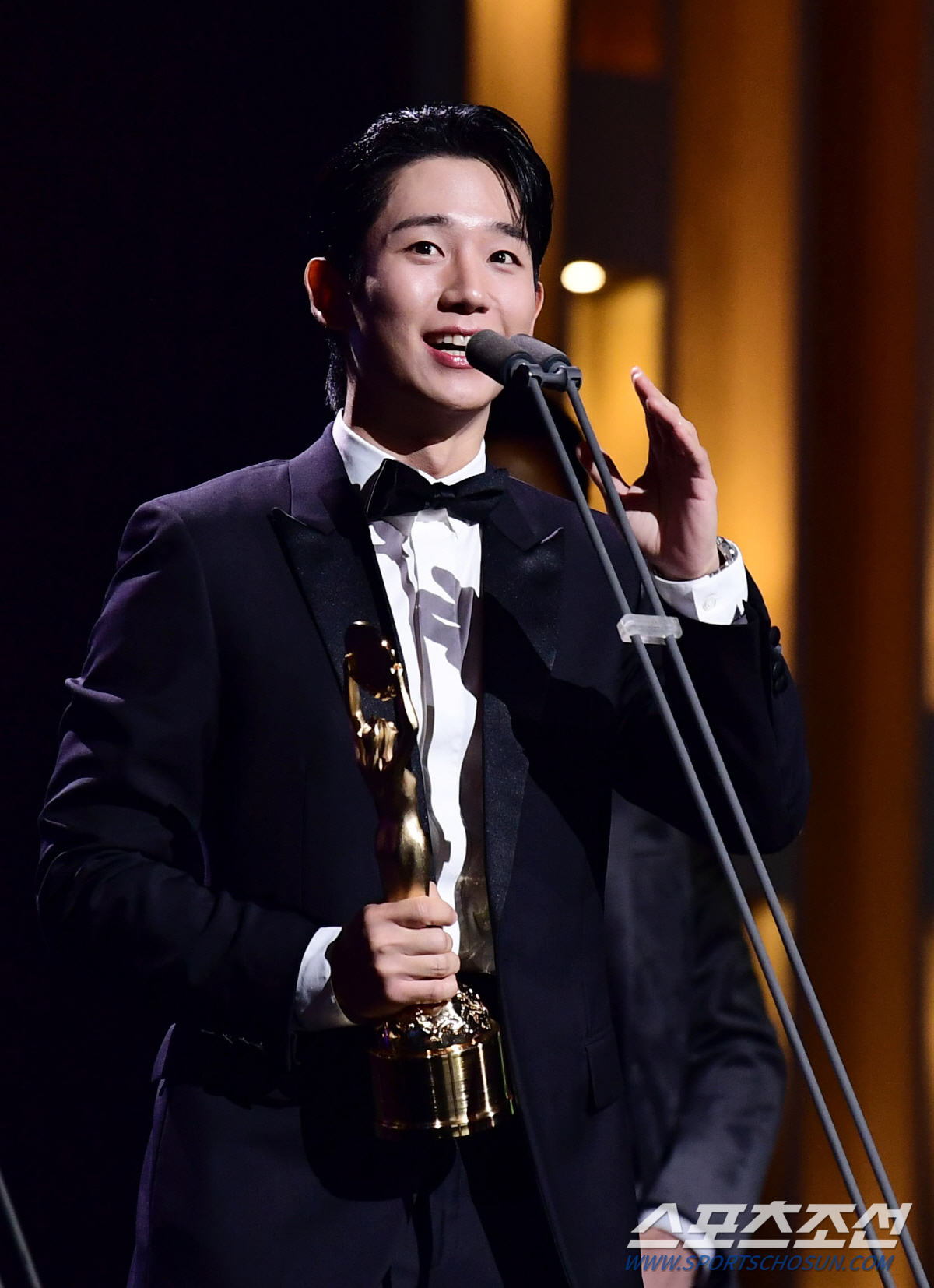 '남우조연상' 정해인 "'베테랑2' 황정민 선배 때문에 버틸 수 있었다……