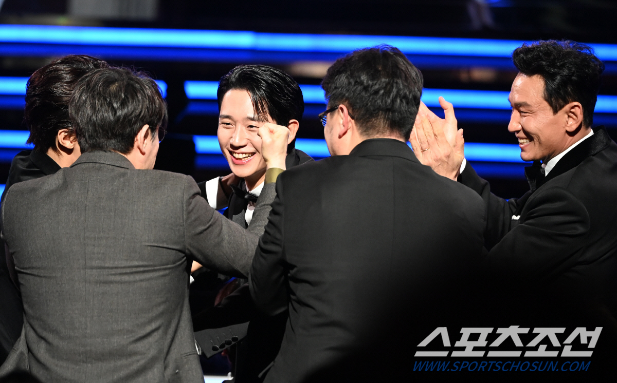 [포토] 정해인-황정민, 청룡영화상 남우조연상 수상