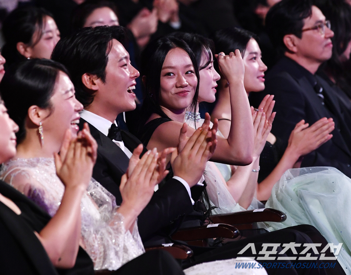 [포토] 이혜리, 축하공연에 몸이 들썩들썩