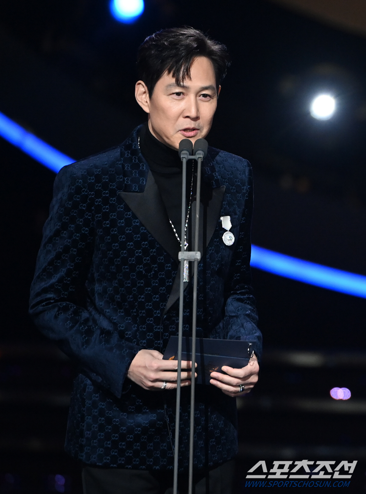 [포토] 이정재, 감독상 시상