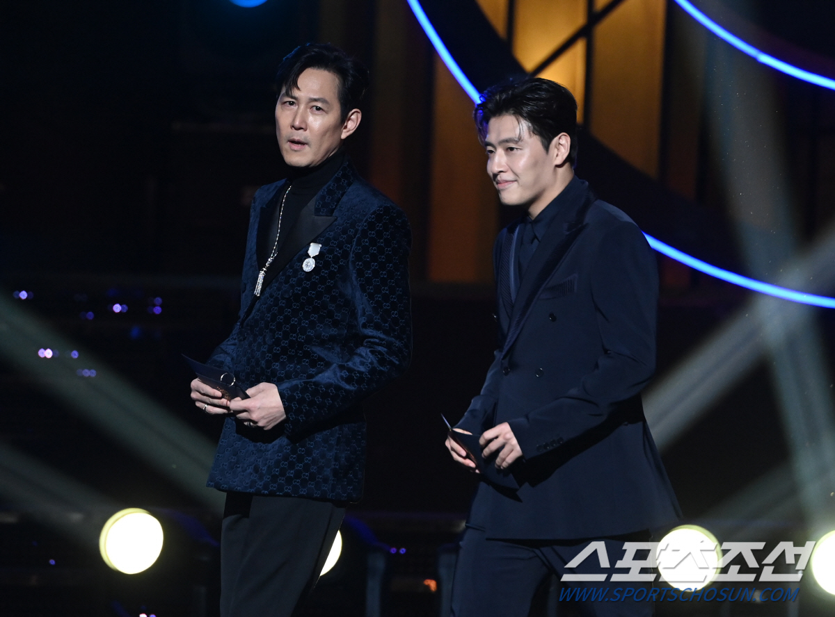 [포토] 이정재-강하늘, 시상자로 멋지게 등장