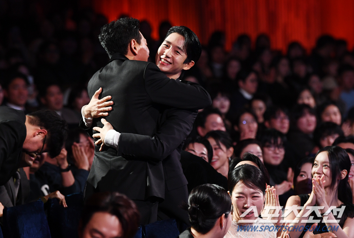 [포토] 청룡 남우조연상 정해인, 황정민과 뜨거운 포옹
