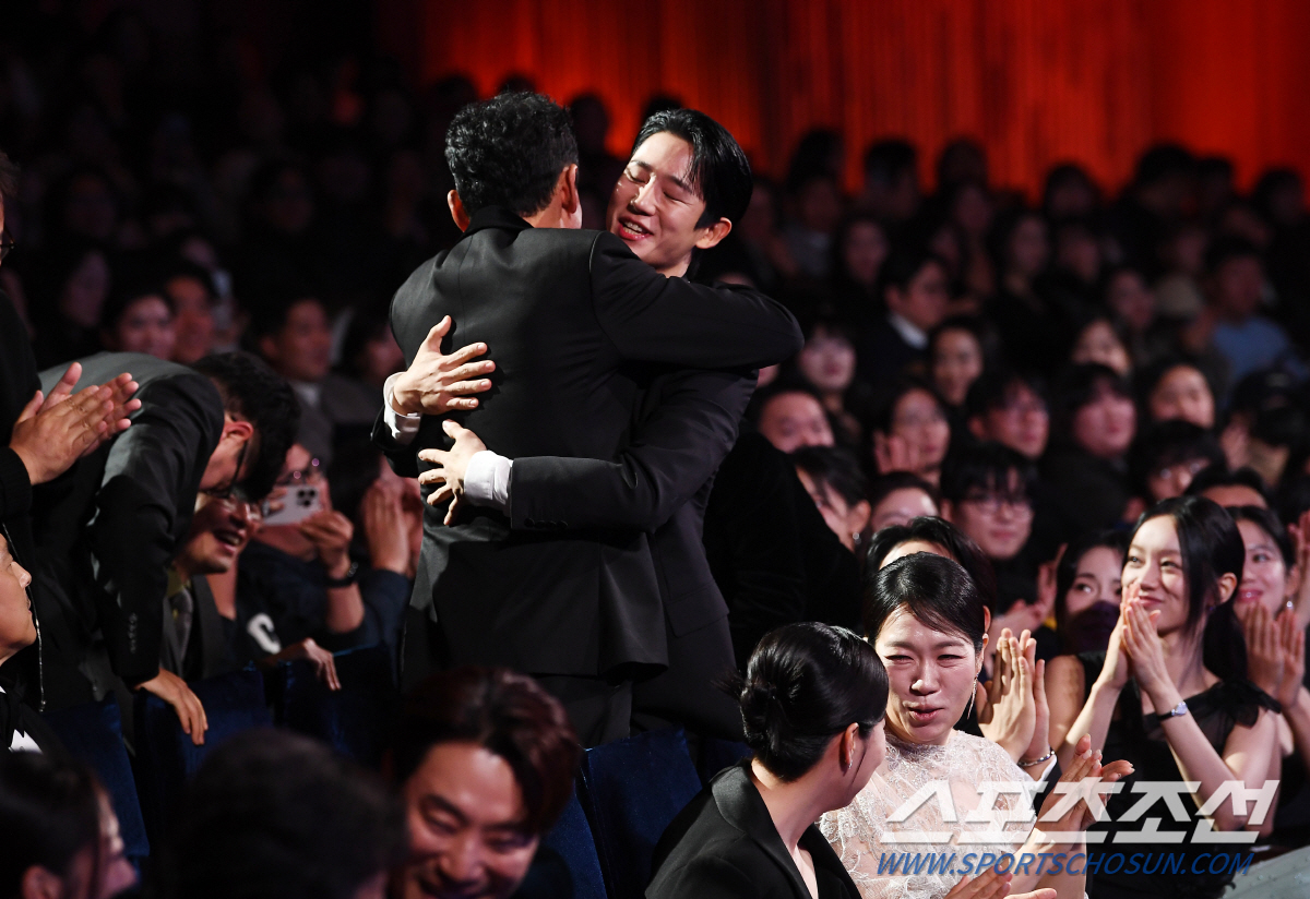 [포토] 청룡 남우조연상 정해인, 황정민과 뜨거운 포옹
