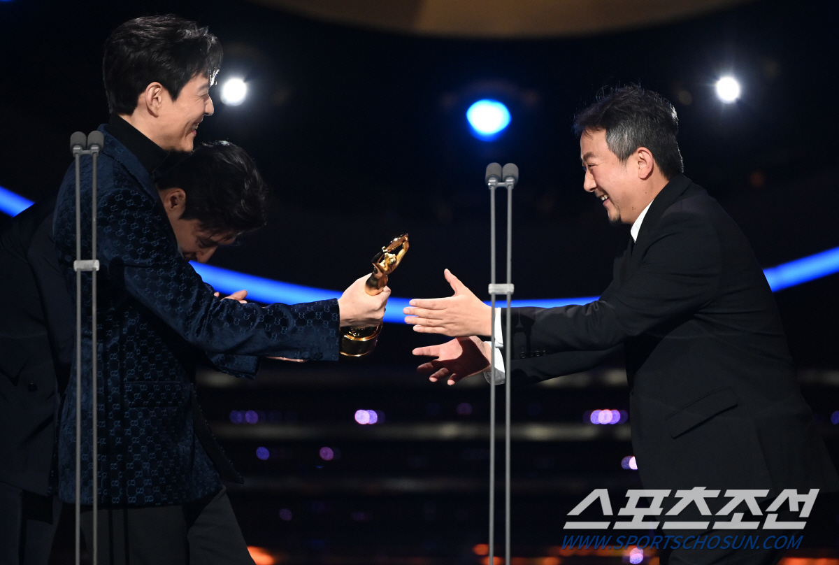 [포토] 파묘 장재현 감독, 청룡영화상 감독상 수상