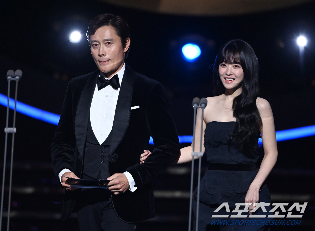 황정민, 3번째 '남우주연상' 수상..."존경하는 아내에게 영광 돌리겠다…