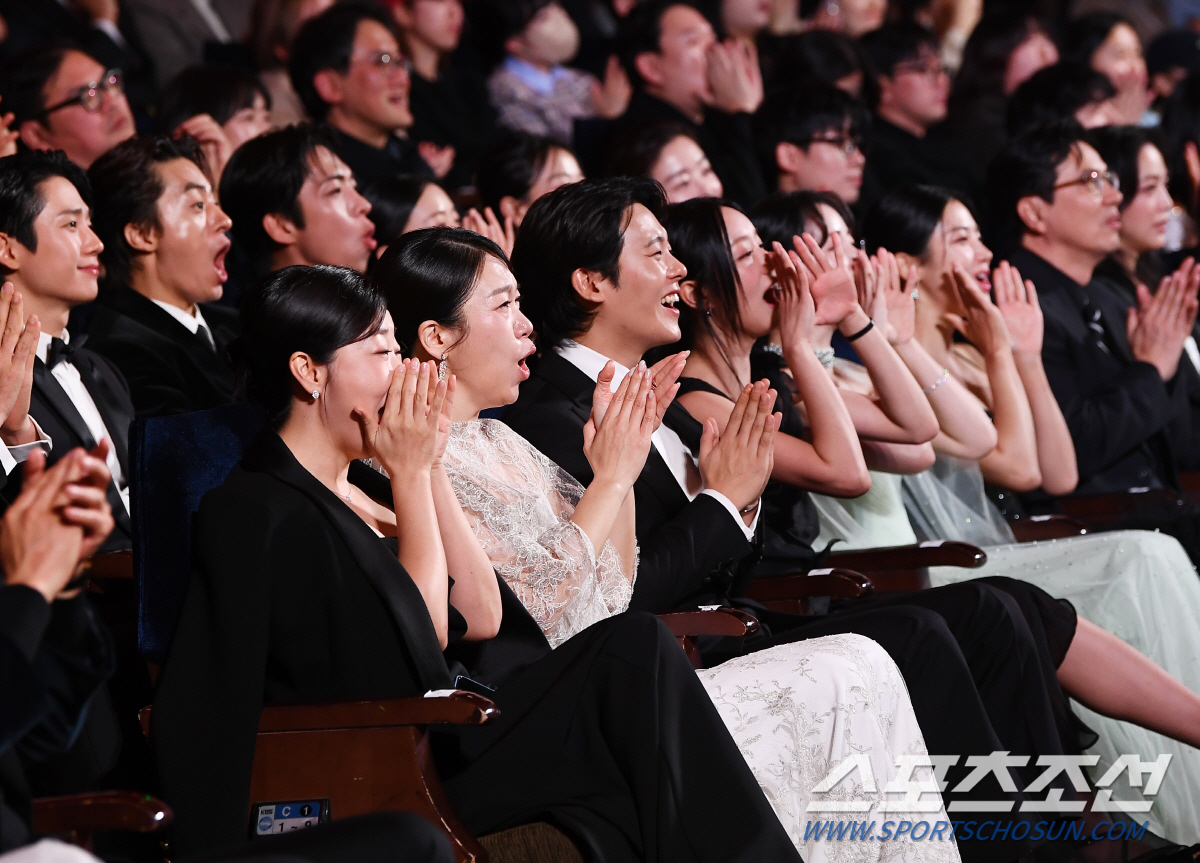 [포토] 지코 축하공연에 열광하는 배우들