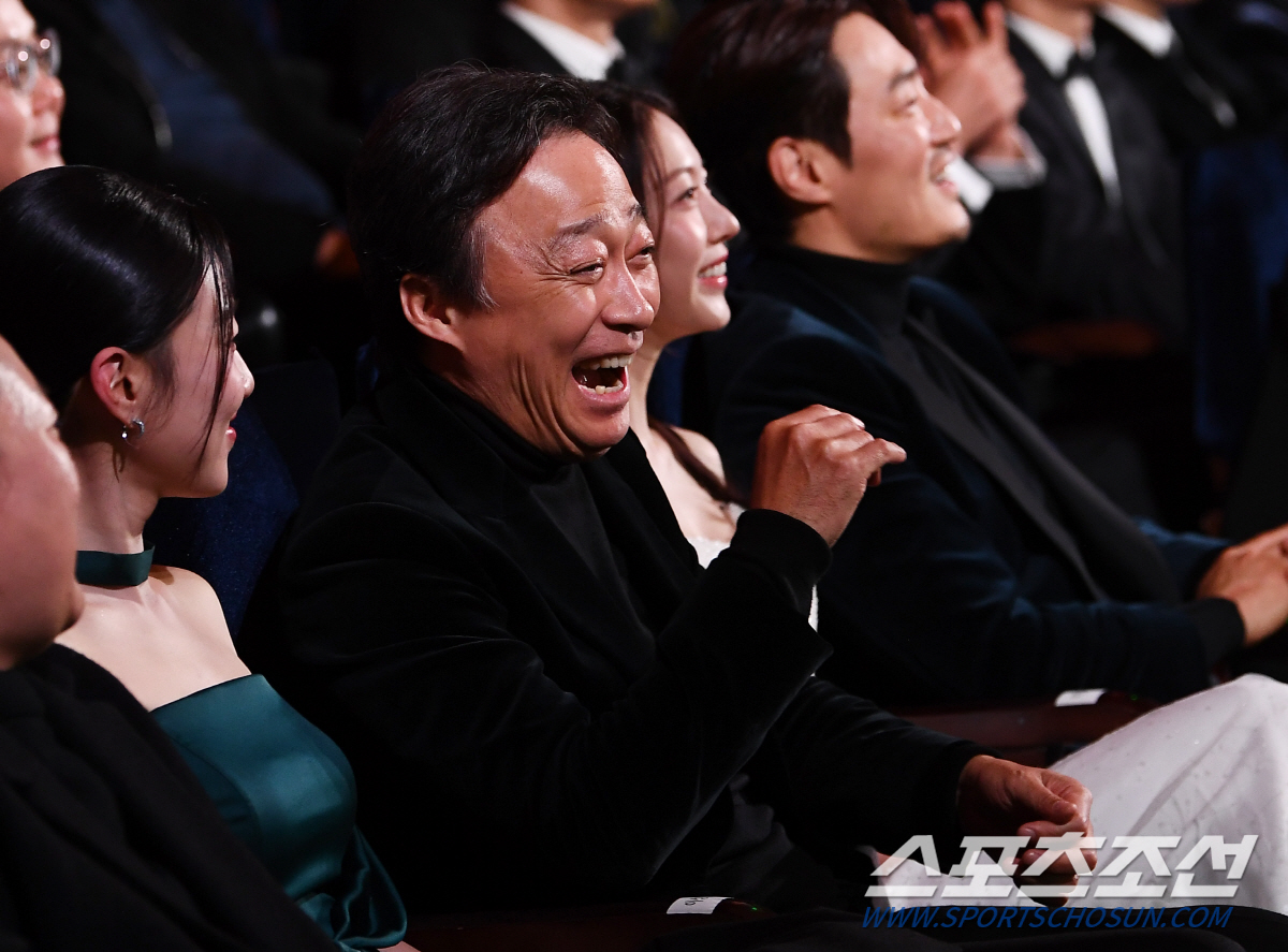 [포토] 빵 터진 이성민 '청룡 축하공연 대단하네!'