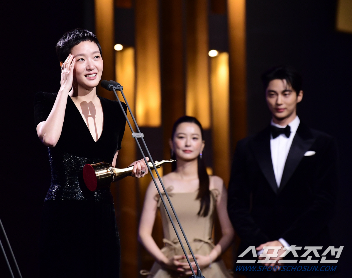 '파묘' 김고은, '여우주연상' 수상..."감사하는 마음으로 연기하는 배…