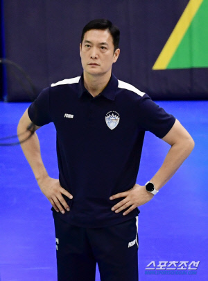 '통한의 역전패' 김상우 감독의 한숨 