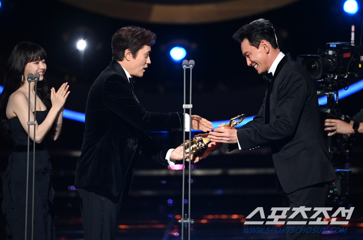 [포토] 이병헌-황정민, 진심으로 축하