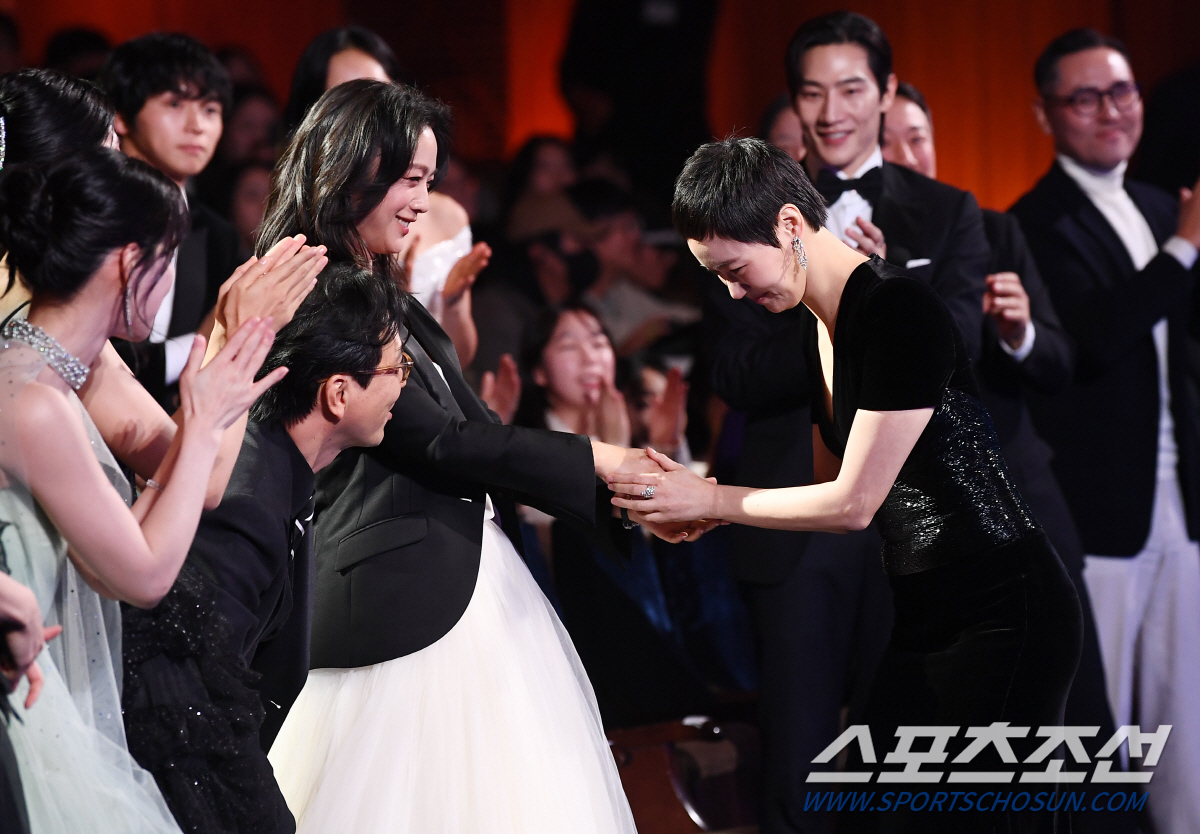 [포토] 김고은 여우주연상 수상, 탕웨이의 진심어린 축하