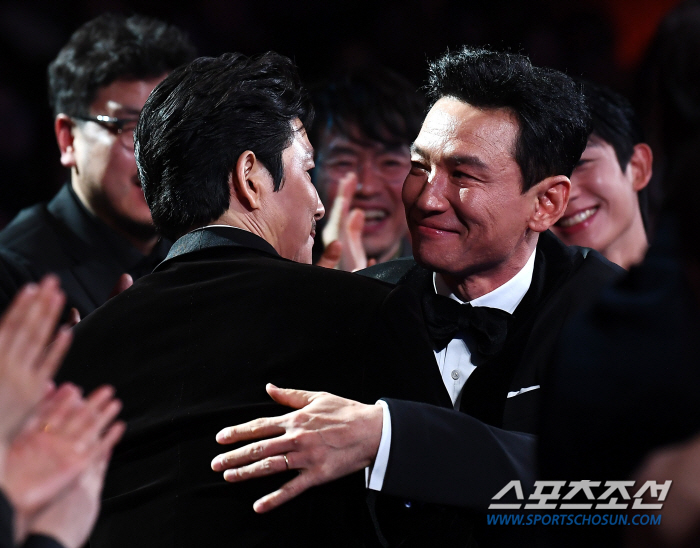[포토] 남우주연상 수상한 황정민, 정우성과 뜨거운 포옹