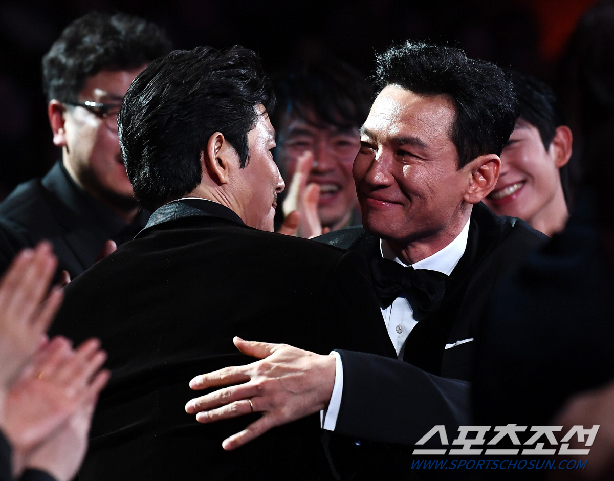 [포토] 남우주연상 수상한 황정민, 정우성과 뜨거운 포옹