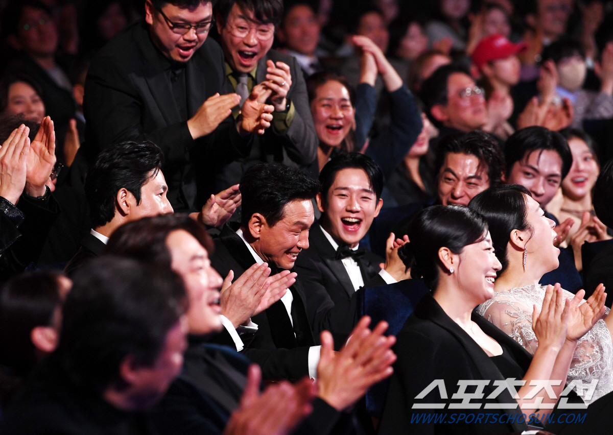 [포토] 남우주연상 수상한 황정민, 동료배우들의 환호