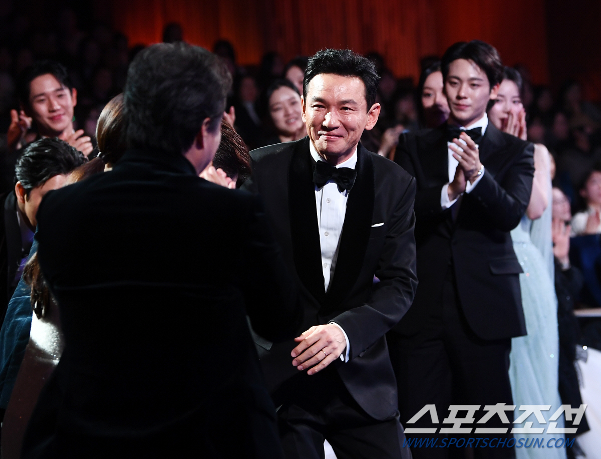 [포토] 남우주연상 수상한 황정민, 동료배우들의 따뜻한 축하