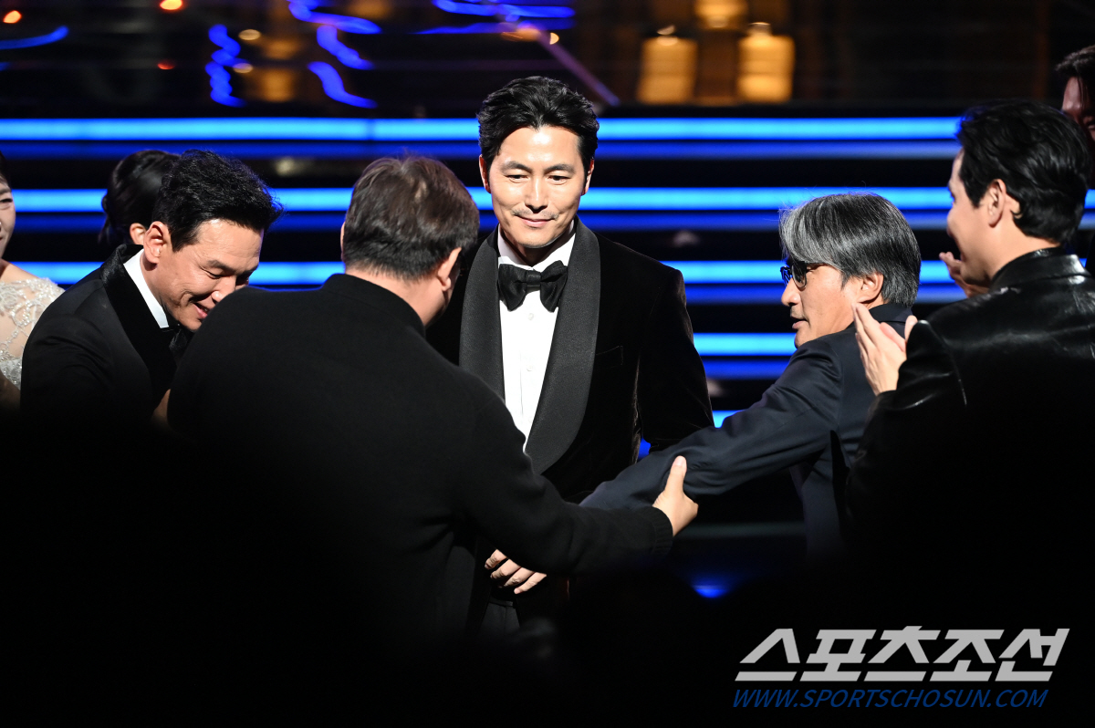 영화 '서울의 봄', '최우수작품상' 수상…"韓영화에 더 많은 애정 주시…