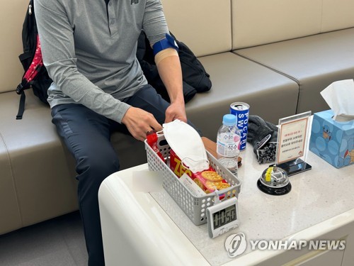 (서울=연합뉴스) 지난 17일 서울 헌혈의집 광화문센터에서 헌혈을 마친 시민이 자리에 앉아 안정을 취하고 있다. 2024.11.30. [촬영 김연수]