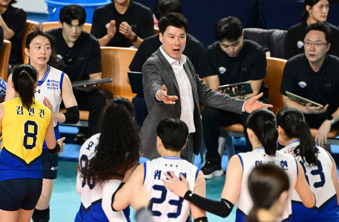 "그 한 경기에 뉴스가 됐는데…" 돌아온 외인 폭격, 사령탑은 다시 한 …