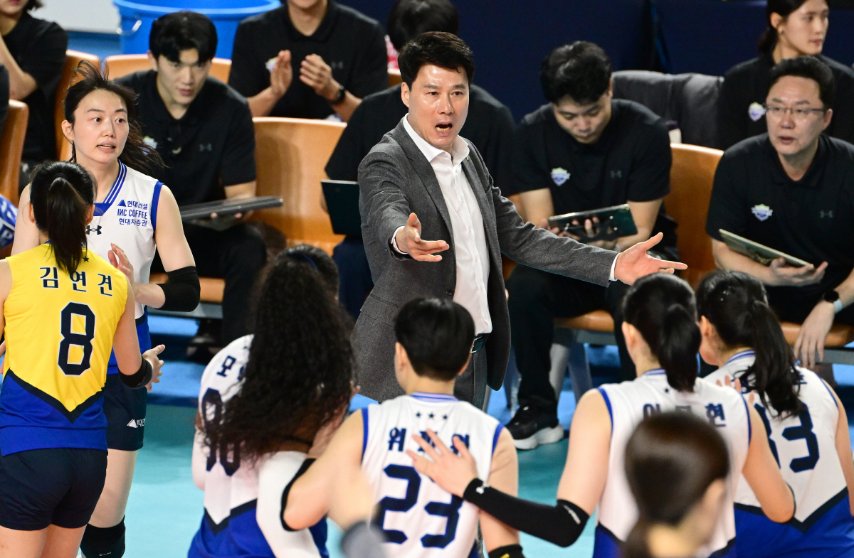 "그 한 경기에 뉴스가 됐는데…" 돌아온 외인 폭격, 사령탑은 다시 한 …