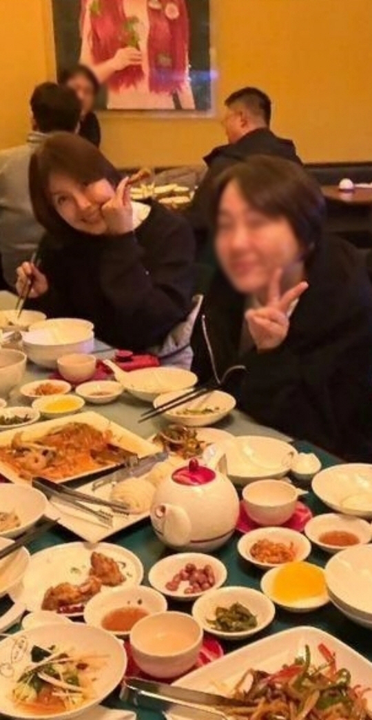 '차인표♥' 신애라, 긴 머리 싹둑 자르고 변신...확 달라진 분위기