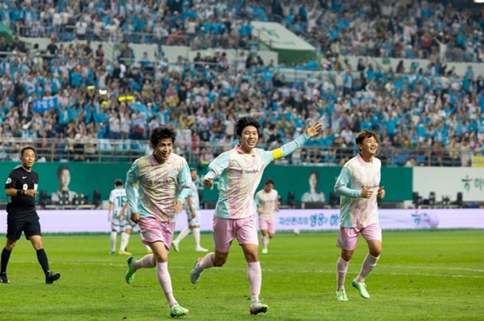 [공식] 임영웅, 자선축구대회 수익금 12억 전액 기부…아름다운 '축구 …
