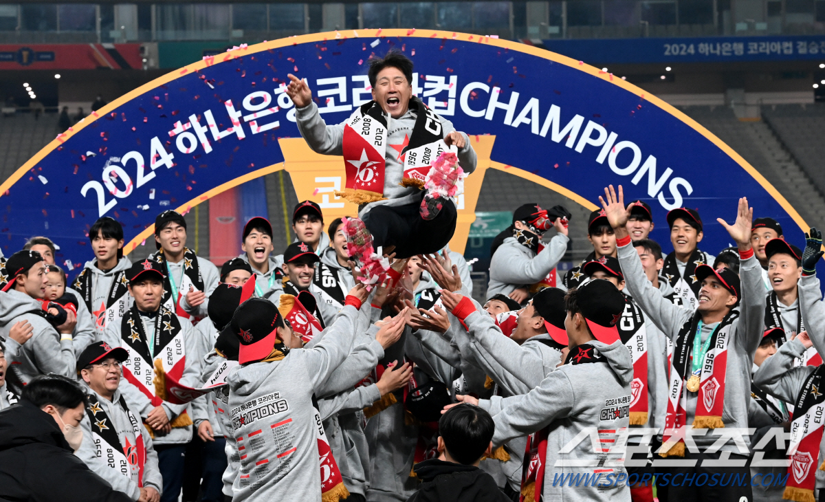 30일 서울월드컵경기장에서 열린 포항 스틸러스와 울산 HD의 2024 코리아컵 결승전, 포항 박태하 감독이 헹가레를 받고 있다. 상암=허상욱 기자 wook@sportschosun.com/2024.11.30/