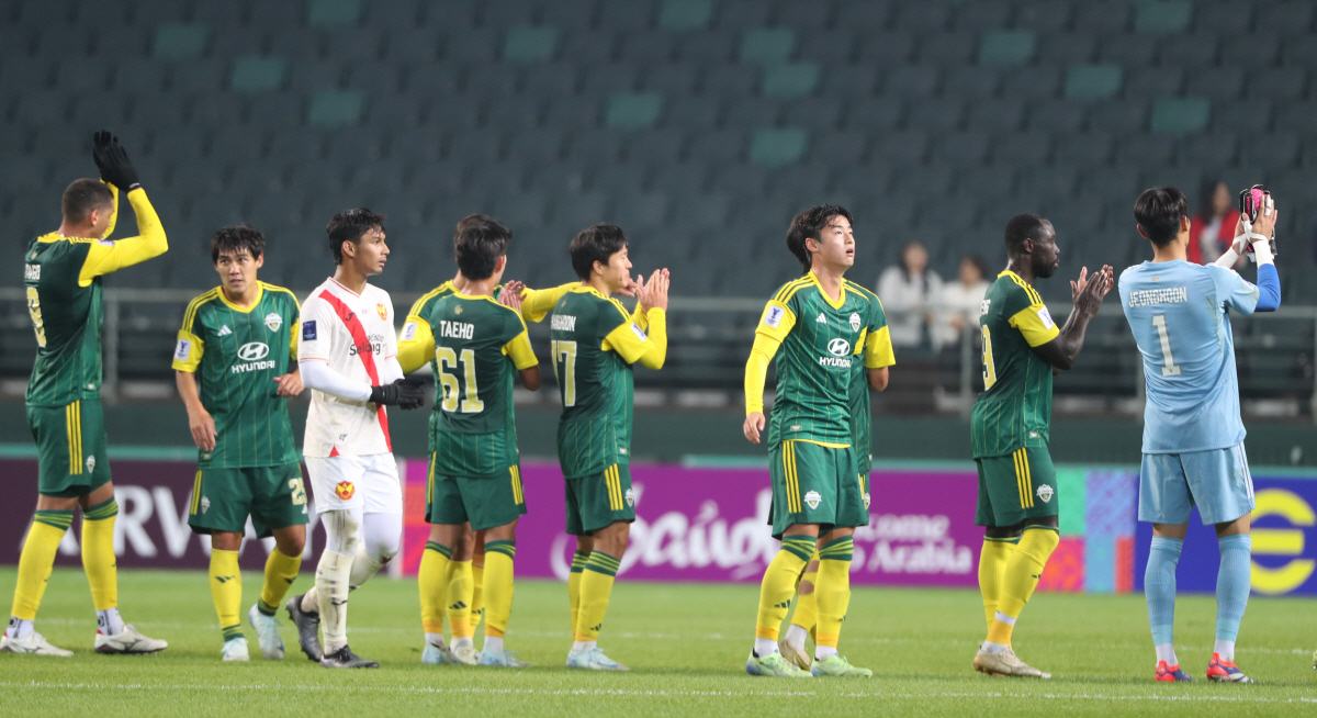 전북 현대, 승리 (전주=연합뉴스) 나보배 기자 = 7일 전북 전주월드컵경기장에서 열린 아시아축구연맹(AFC) 아시아챔피언스리그2(ACL2) 전북 현대와 슬랑오르FC(말레이시아)의 경기에서 1대 0으로 이긴 전북 현대 선수들이 기뻐하고 있다. 2024.11.7 warm@yna.co.kr(끝)
